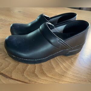 Dansko women’s Clogs Sz 38.  (7.5-8)